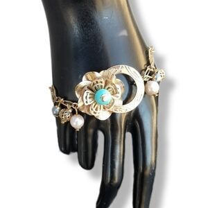 GOLDTONE FLORAL DESIGN & FAUX PEARL CHAIN BRACELET